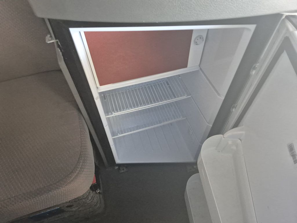 Slide images of 2022 VOLVO VNL64T860