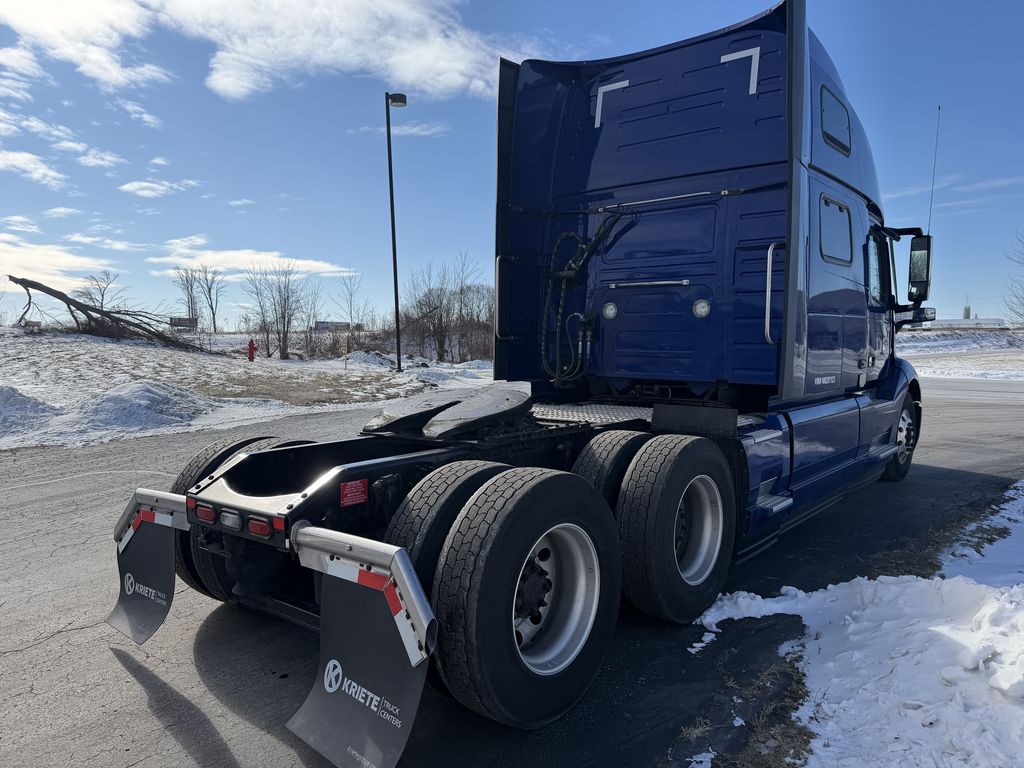 Slide images of 2022 VOLVO VNL64T860