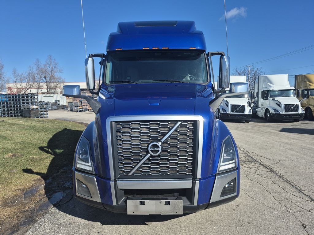Slide images of 2022 VOLVO VNL64T860