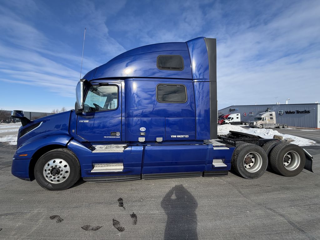 Slide images of 2022 VOLVO VNL64T860