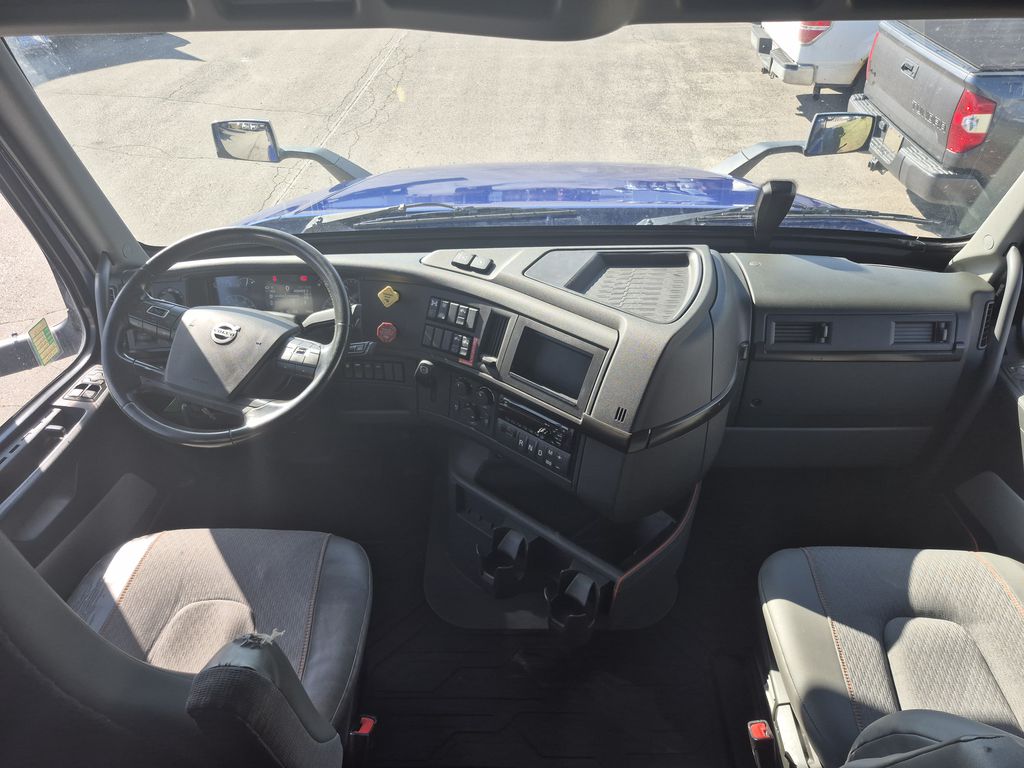 Slide images of 2022 VOLVO VNL64T860
