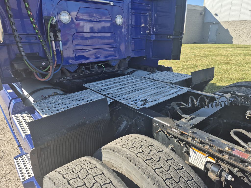 Slide images of 2022 VOLVO VNL64T860