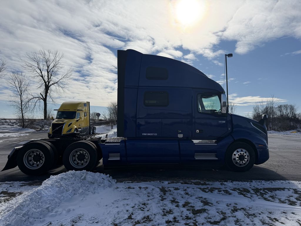 Slide images of 2022 VOLVO VNL64T860