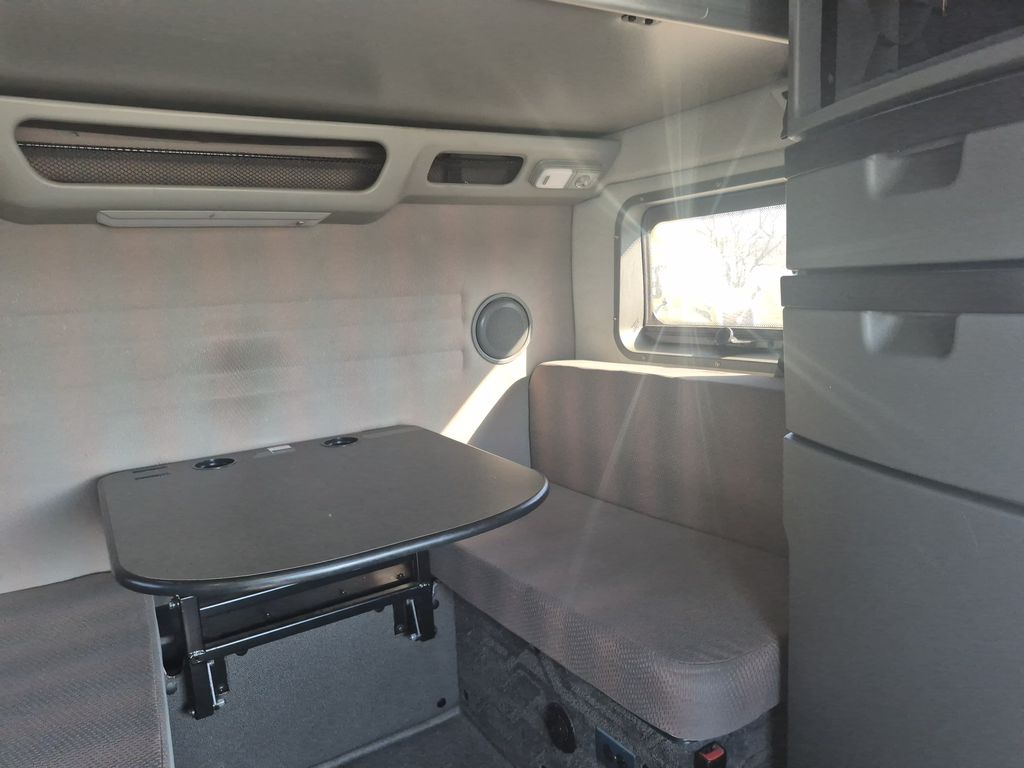 Slide images of 2022 VOLVO VNL64T860