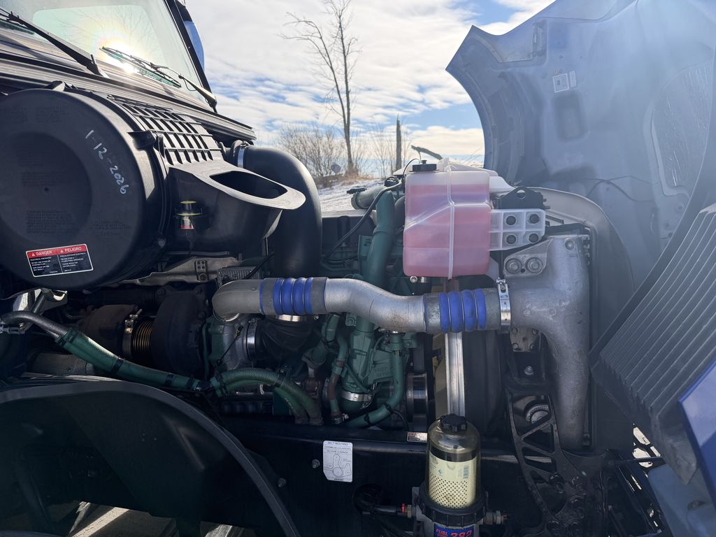 Slide images of 2022 VOLVO VNL64T860