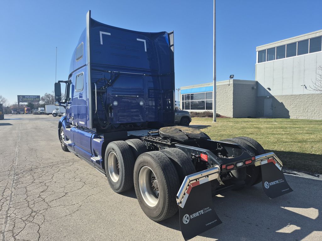Slide images of 2022 VOLVO VNL64T860