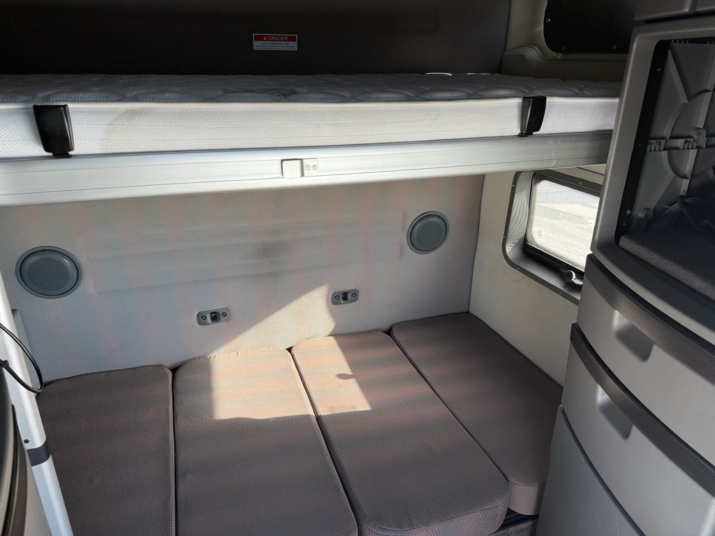 Slide images of 2022 VOLVO VNL64T860