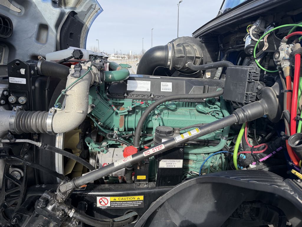 Slide images of 2022 VOLVO VNL64T860