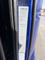 Slide images of 2022 VOLVO VNL64T860