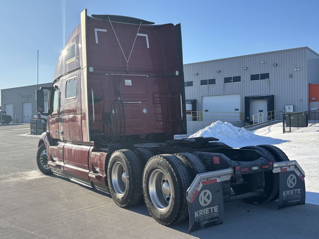 Slide images of 2022 VOLVO VNL64T860