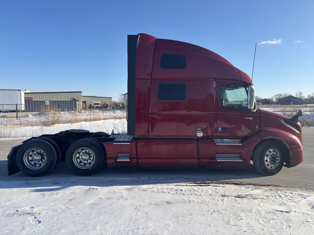 Slide images of 2022 VOLVO VNL64T860