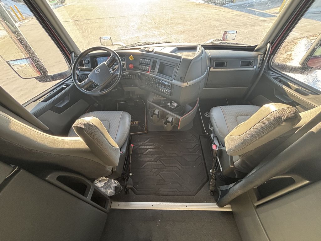 Slide images of 2022 VOLVO VNL64T860