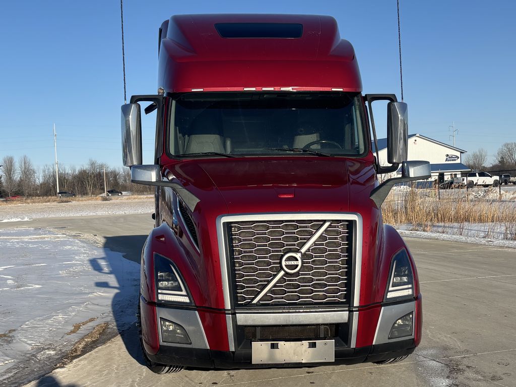 Slide images of 2022 VOLVO VNL64T860
