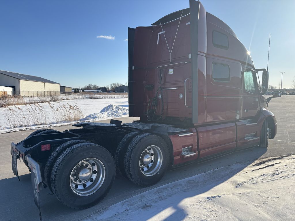 Slide images of 2022 VOLVO VNL64T860
