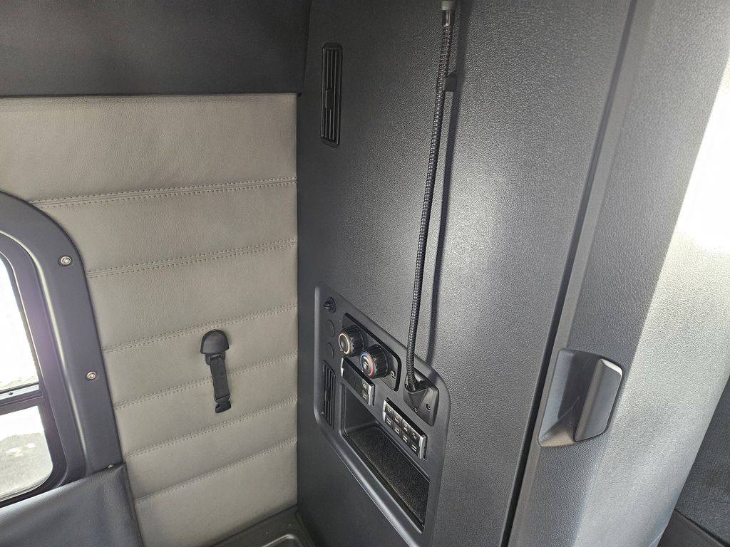 Slide images of 2020 FREIGHTLINER CASCADIA