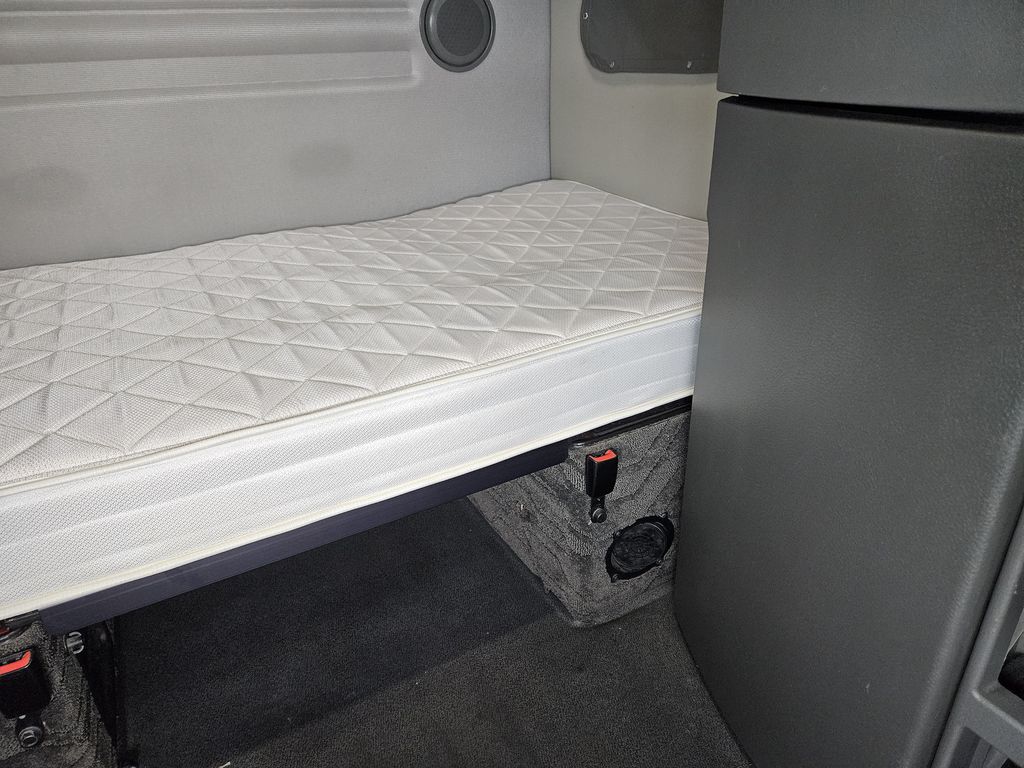 Slide images of 2022 VOLVO VNL64T860