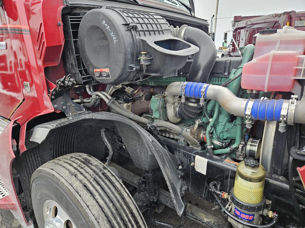 Slide images of 2022 VOLVO VNL64T860