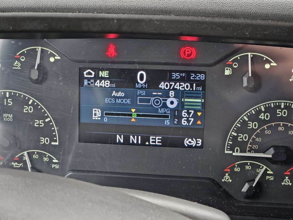 Slide images of 2022 VOLVO VNL64T860