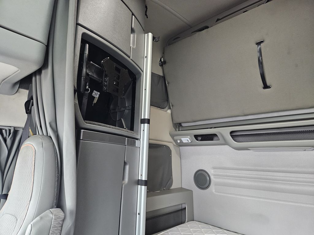 Slide images of 2022 VOLVO VNL64T860