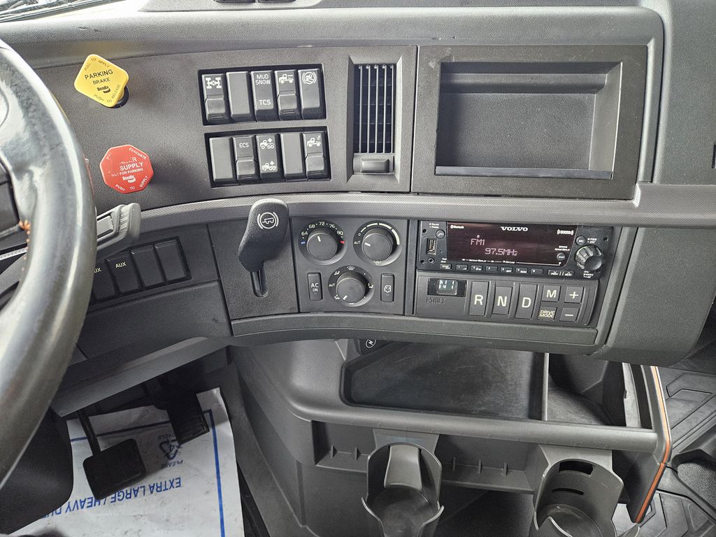 Slide images of 2022 VOLVO VNL64T860