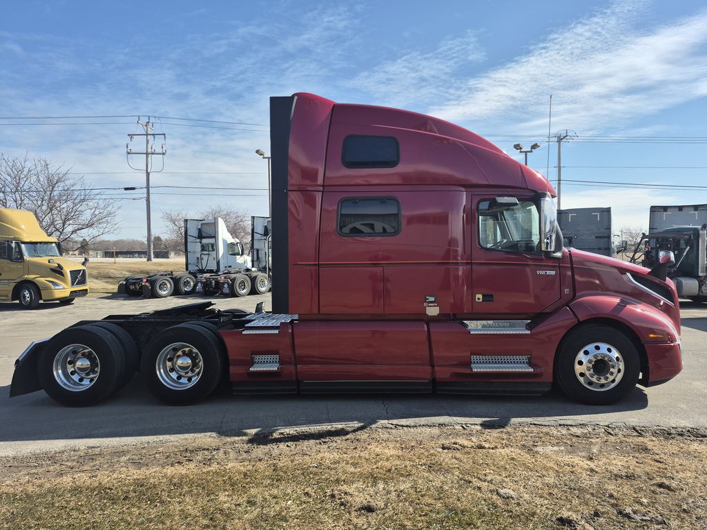 Slide images of 2022 VOLVO VNL64T860