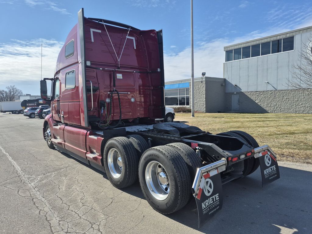Slide images of 2022 VOLVO VNL64T860