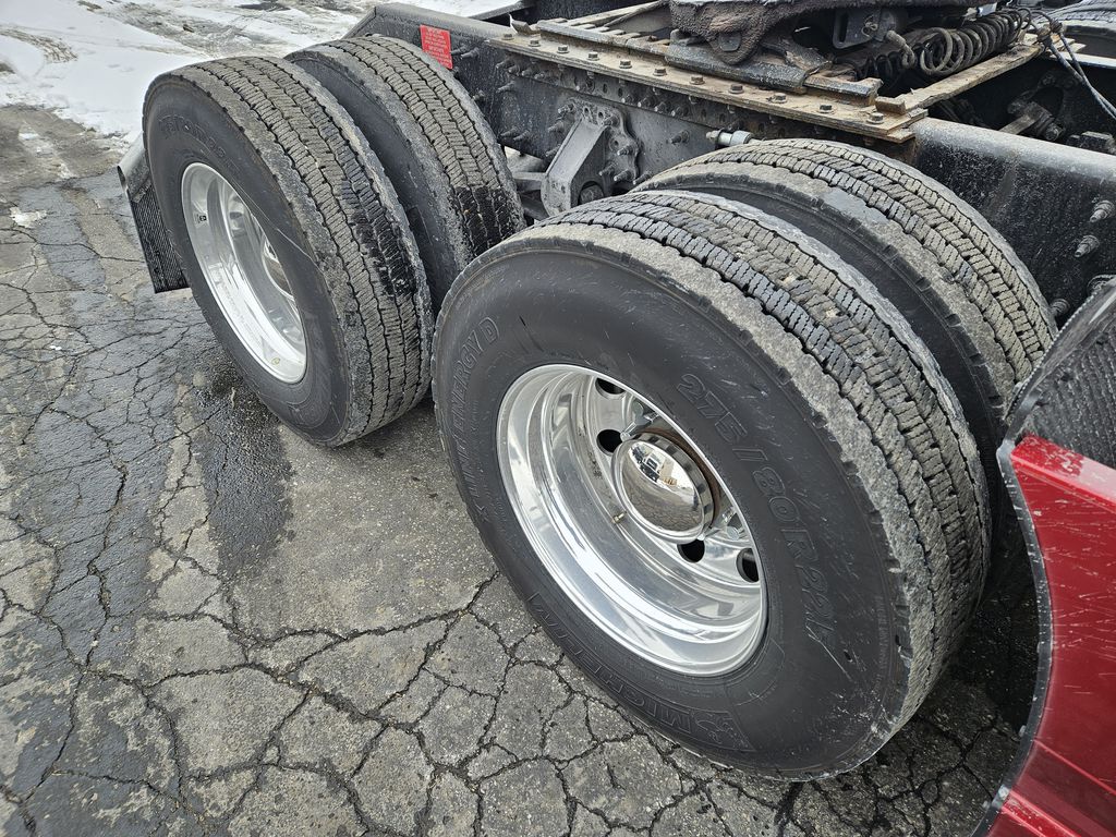 Slide images of 2022 VOLVO VNL64T860