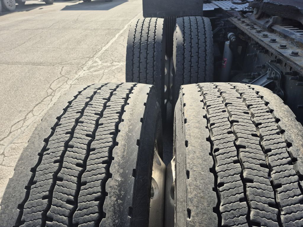 Slide images of 2022 VOLVO VNL64T860