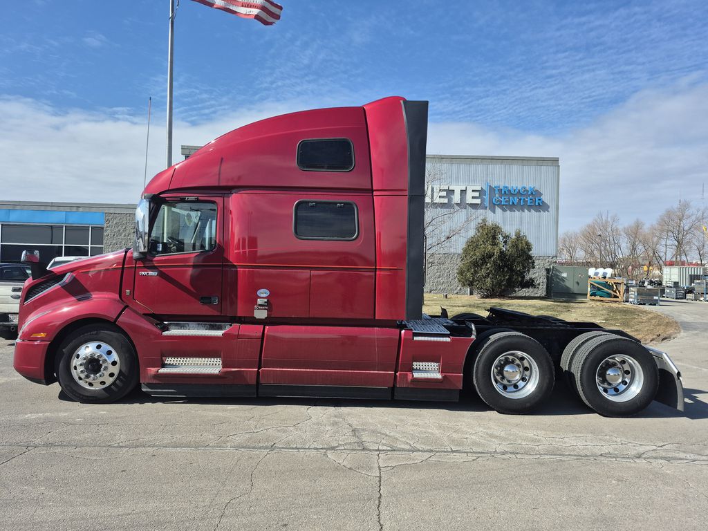 Slide images of 2022 VOLVO VNL64T860