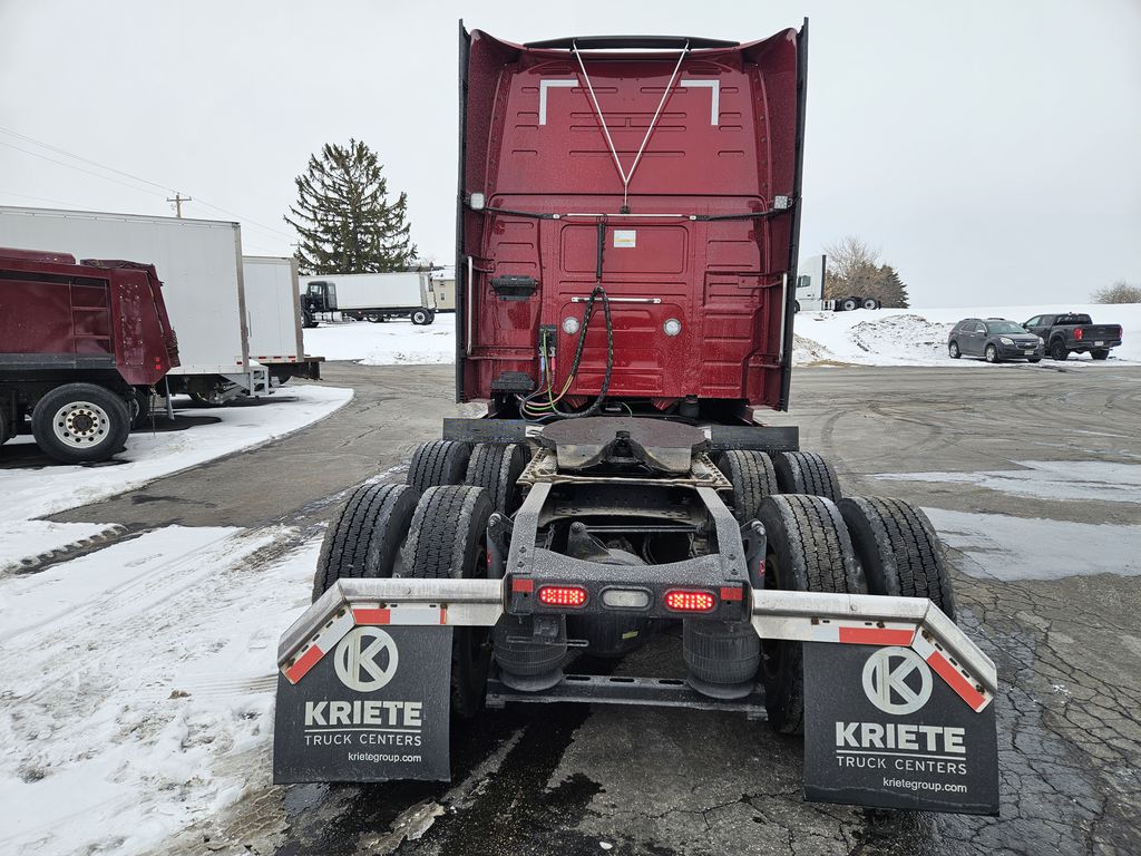 Slide images of 2022 VOLVO VNL64T860