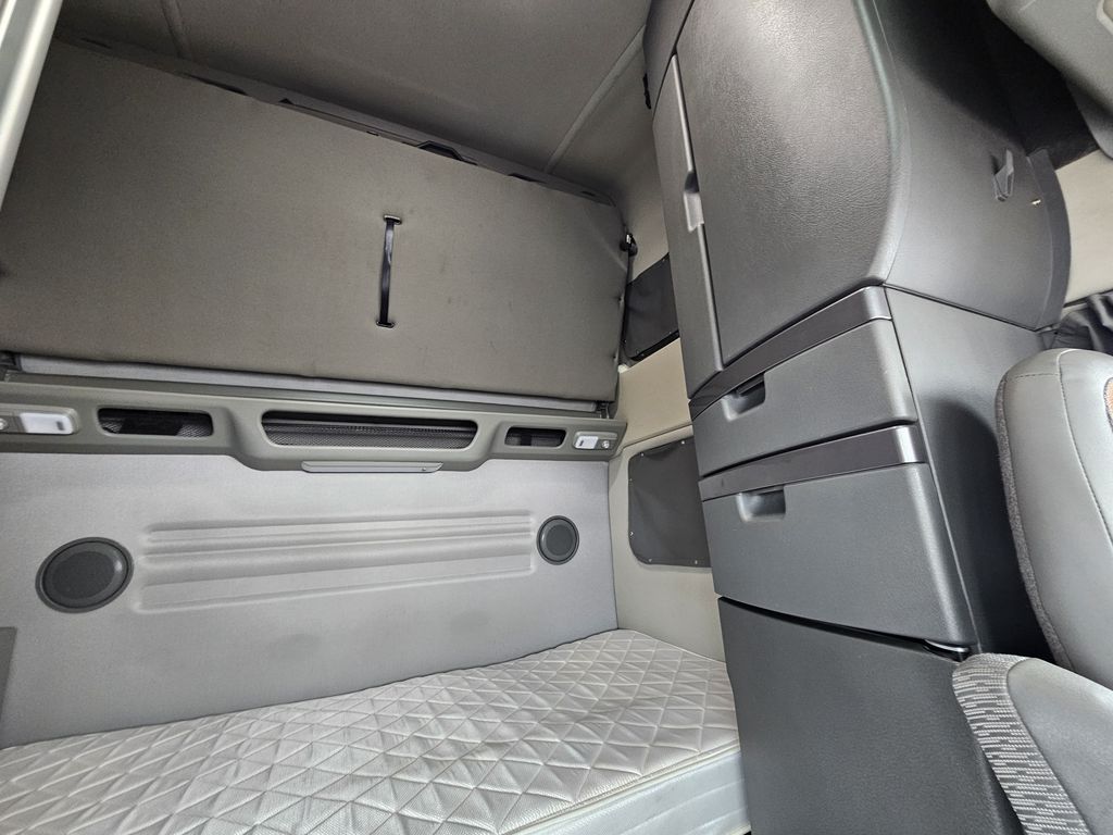 Slide images of 2022 VOLVO VNL64T860