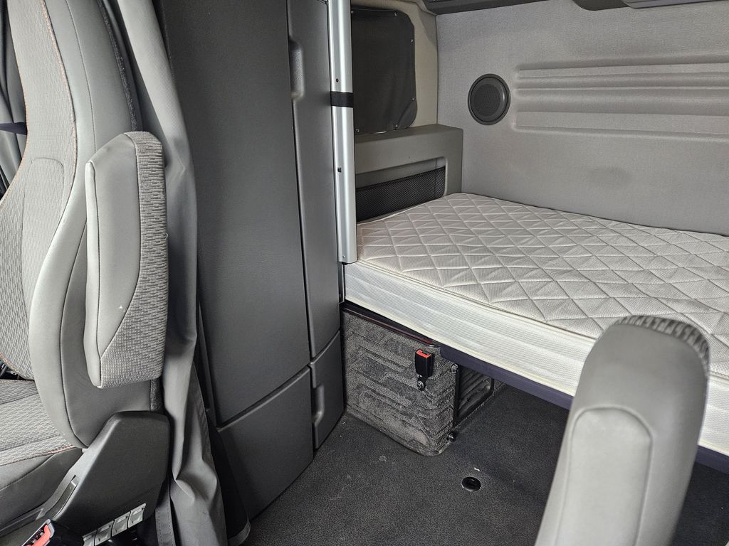 Slide images of 2022 VOLVO VNL64T860