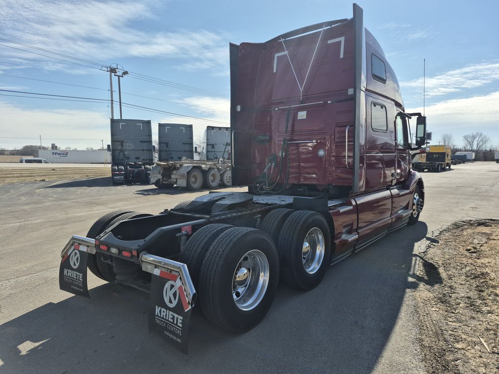 Slide images of 2022 VOLVO VNL64T860