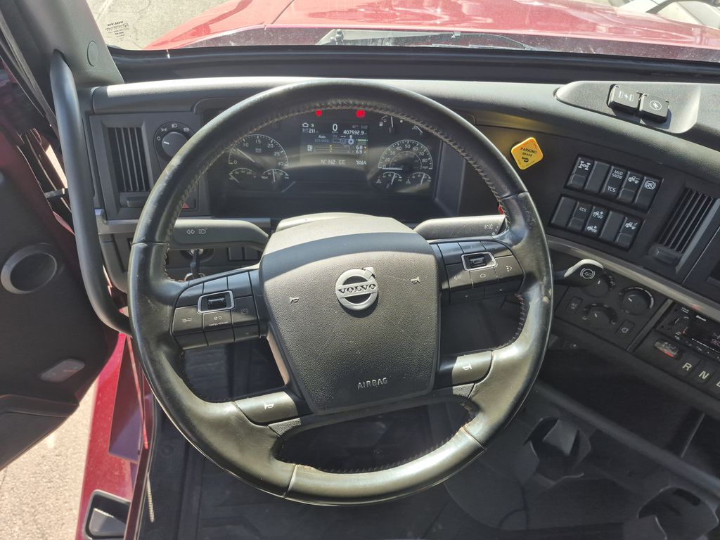 Slide images of 2022 VOLVO VNL64T860