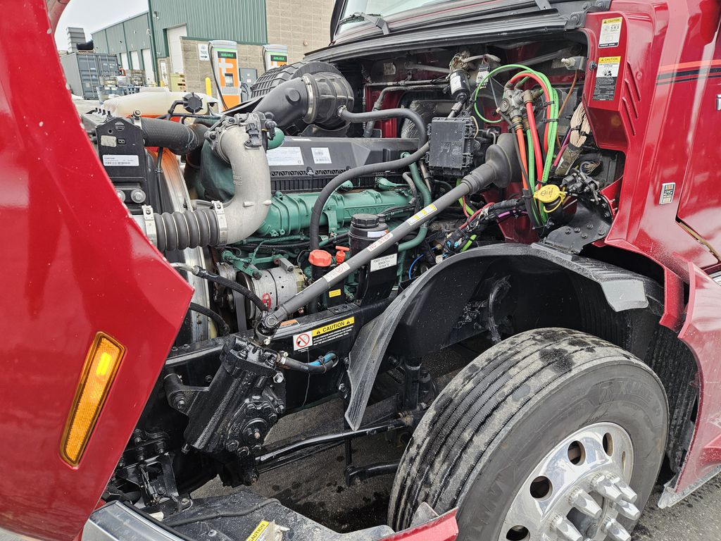 Slide images of 2022 VOLVO VNL64T860