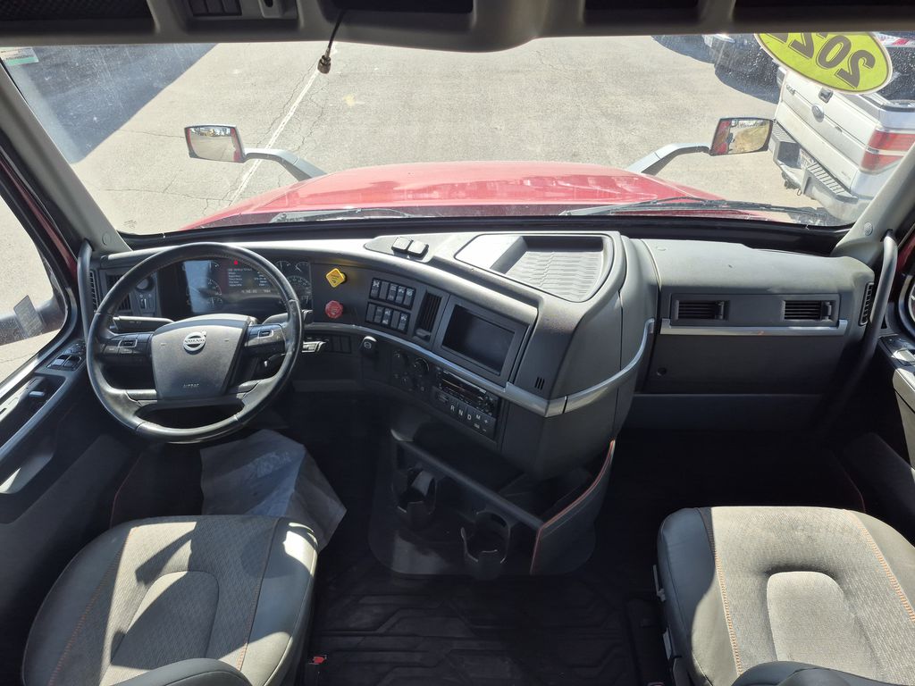 Slide images of 2022 VOLVO VNL64T860