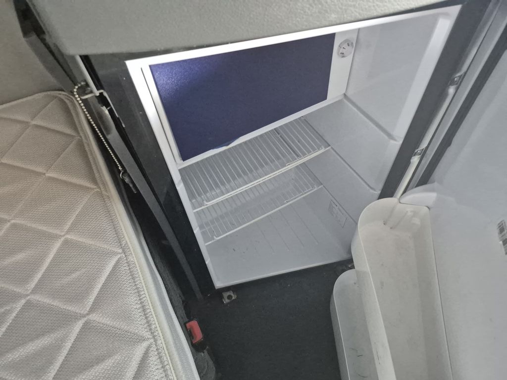 Slide images of 2022 VOLVO VNL64T860