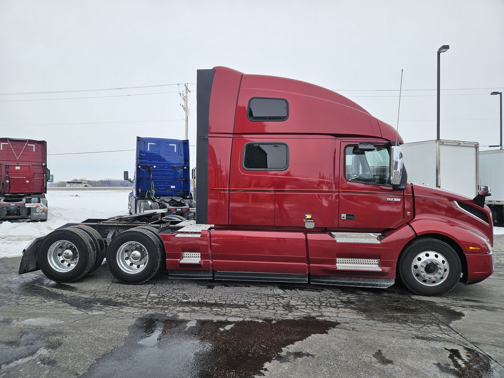 Slide images of 2022 VOLVO VNL64T860