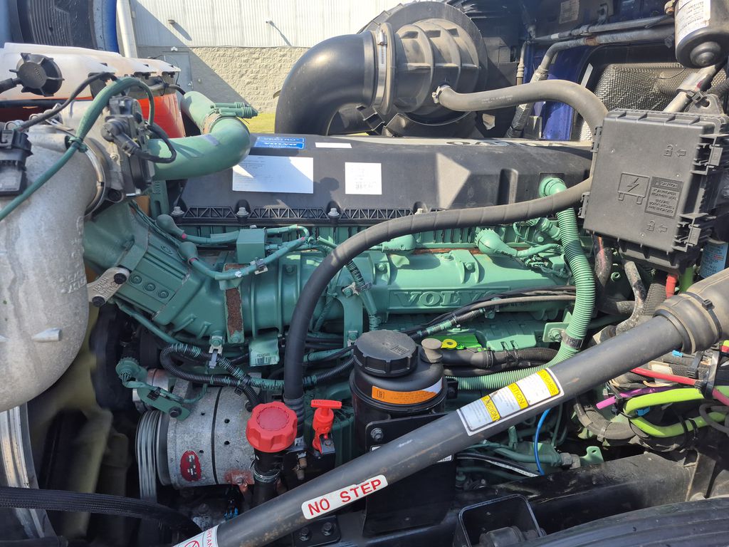 Slide images of 2022 VOLVO VNL64T860