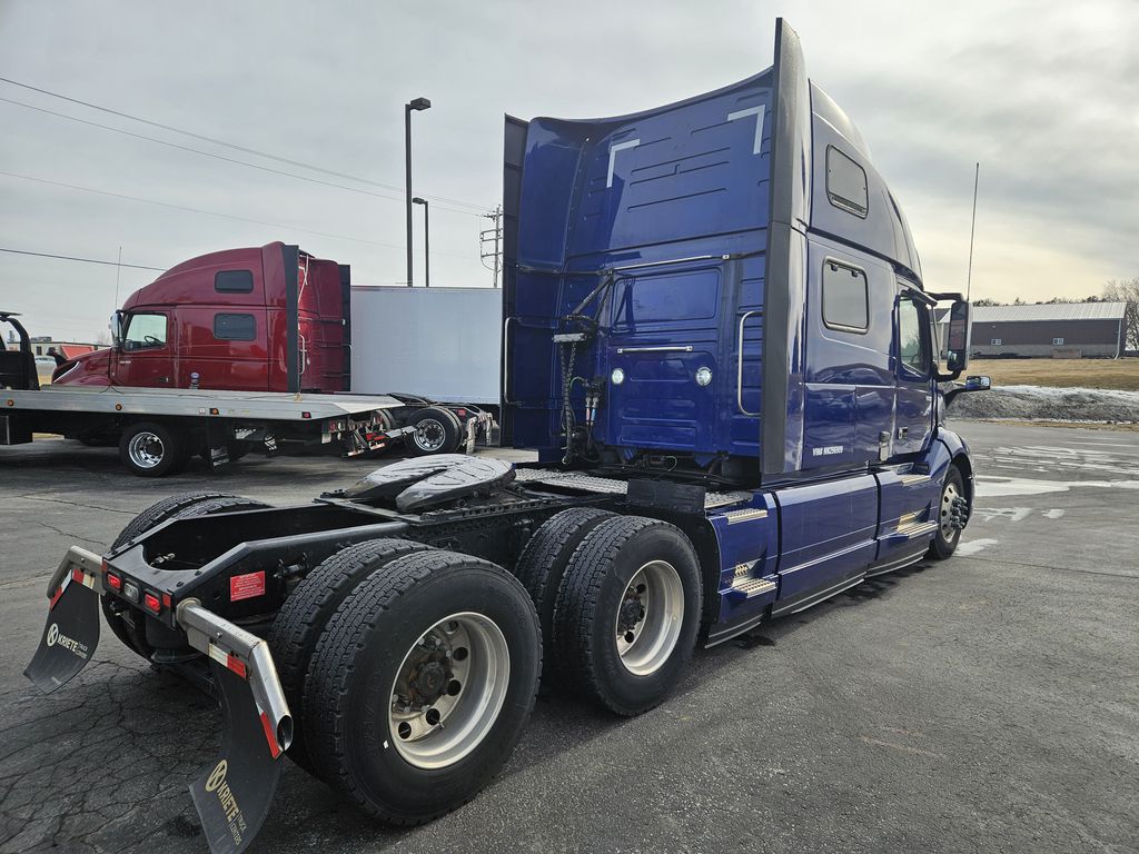 Slide images of 2022 VOLVO VNL64T860 