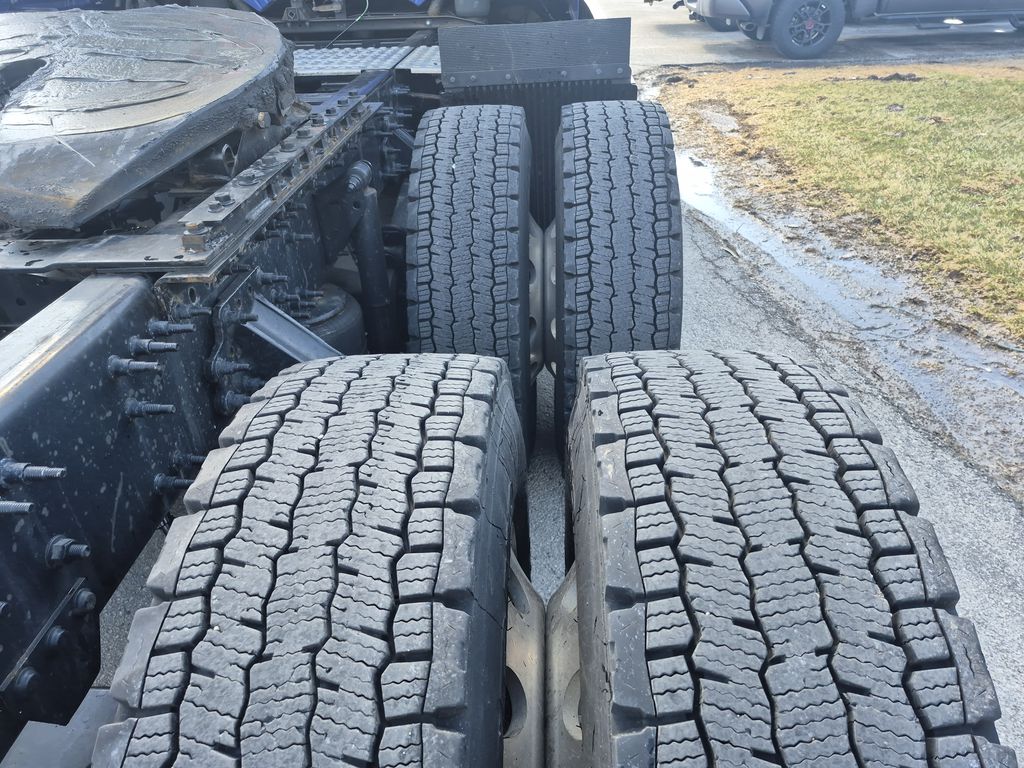 Slide images of 2022 VOLVO VNL64T860