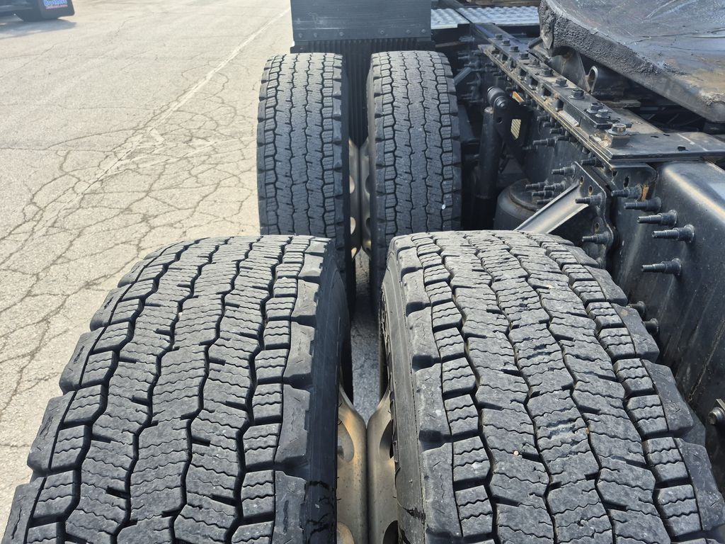 Slide images of 2022 VOLVO VNL64T860