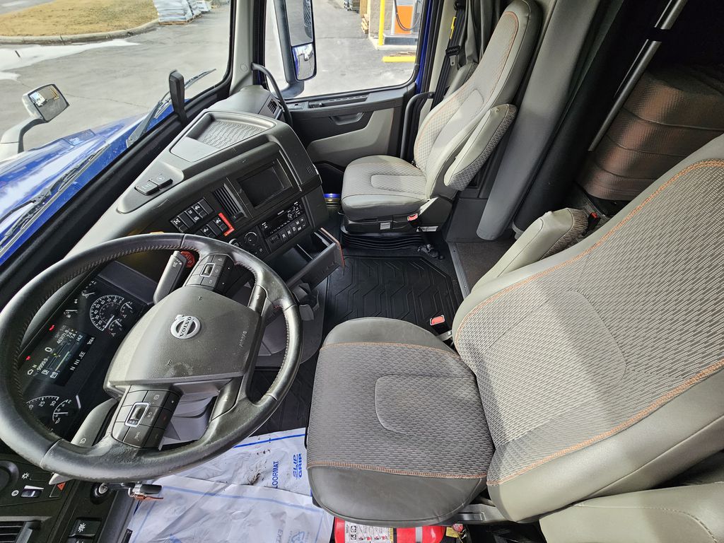 Slide images of 2022 VOLVO VNL64T860 