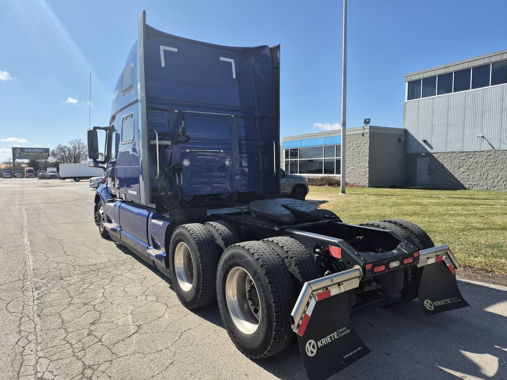 Slide images of 2022 VOLVO VNL64T860