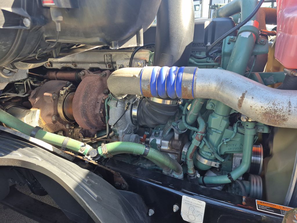 Slide images of 2022 VOLVO VNL64T860