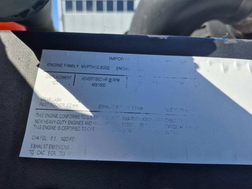 Slide images of 2022 VOLVO VNL64T860