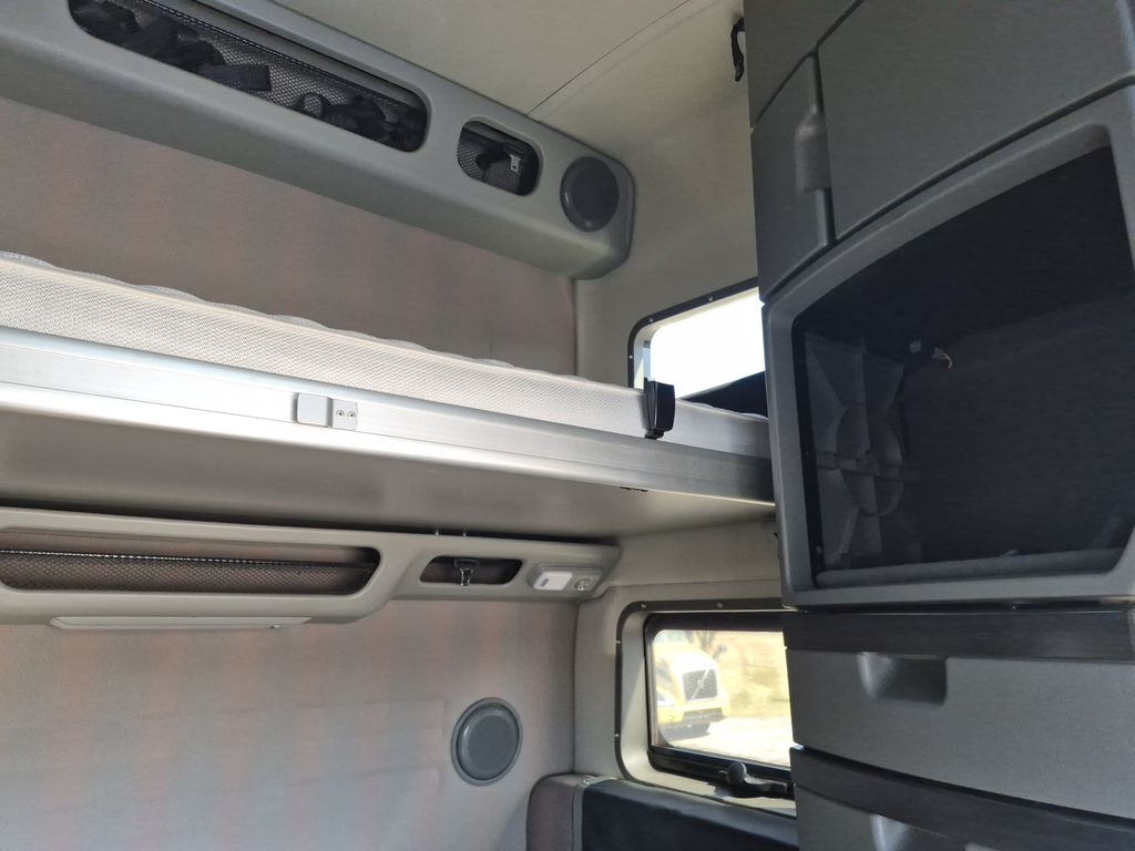 Slide images of 2022 VOLVO VNL64T860