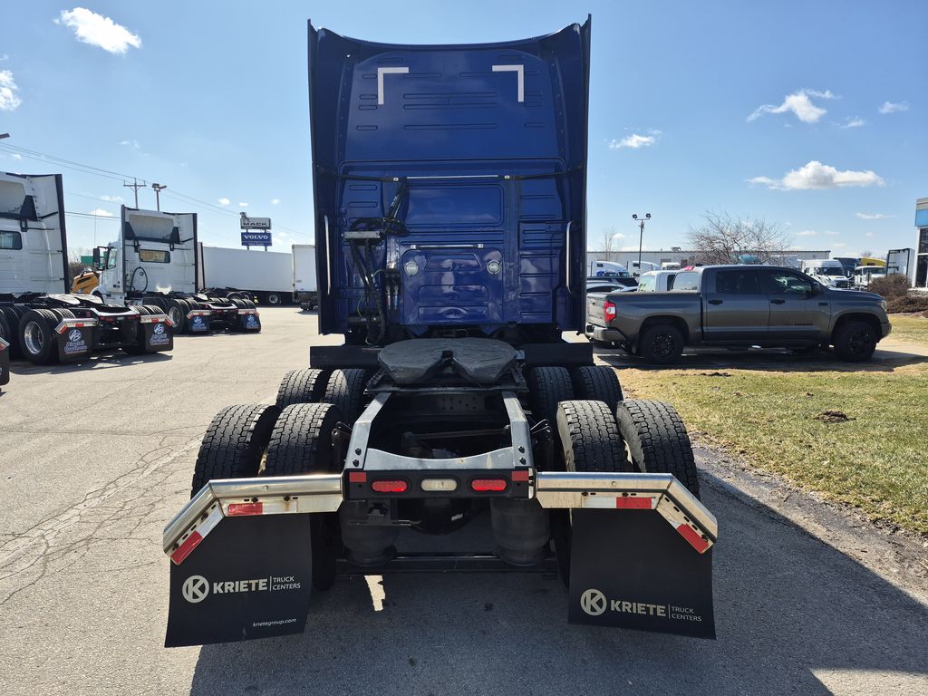 Slide images of 2022 VOLVO VNL64T860