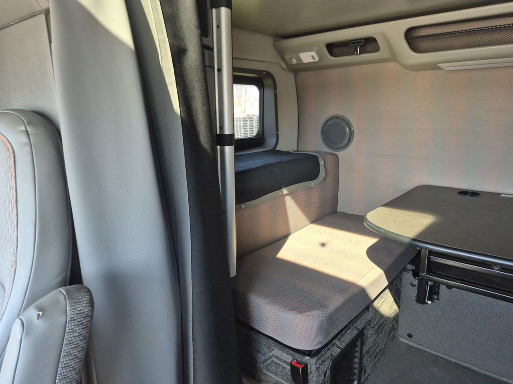 Slide images of 2022 VOLVO VNL64T860