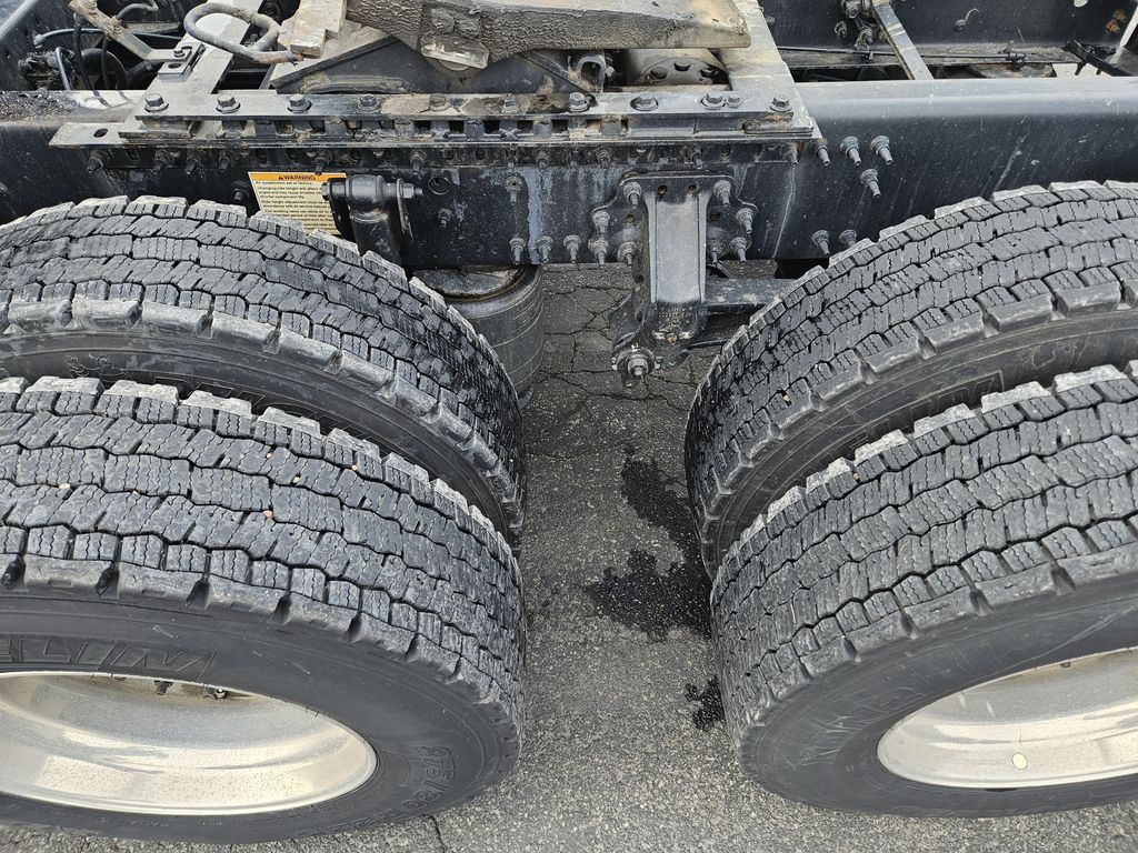 Slide images of 2022 VOLVO VNL64T860 